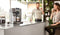 De'Longhi Dinamica Plus ECAM370.95.T – Machine à Café à Grains avec Mousseur à Lait, Cappuccino & Espresso, Écran TFT 3,5", Contrôle App, 1450W, Titan