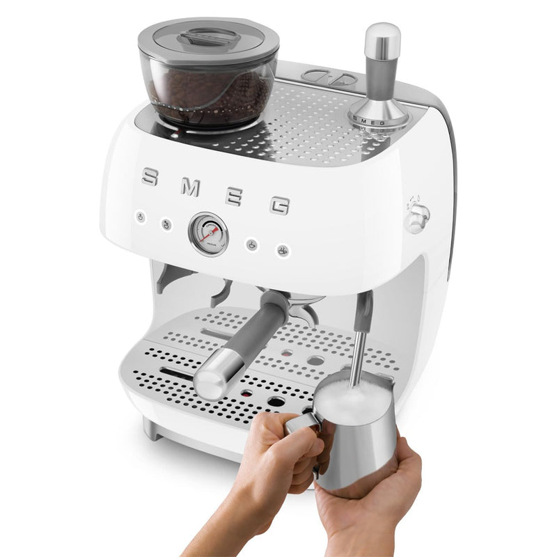 Smeg EGF03WHEU – Machine à Café Expresso Manuelle avec Broyeur à Grains, Thermoblock, 4 Températures, Buse Vapeur, 1 L, 1350W, Blanc