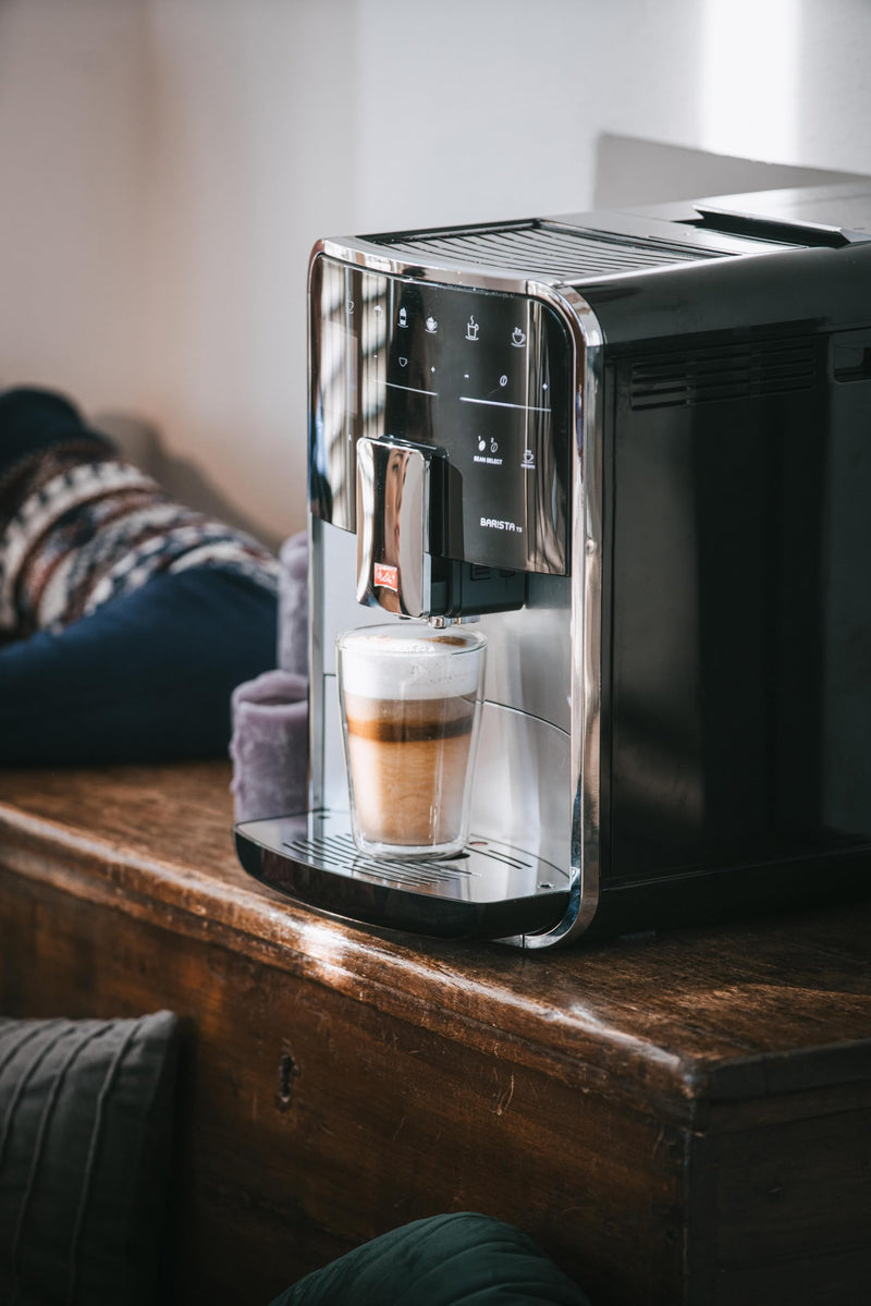 Melitta Barista TS Smart F850-101 – Machine à Café Expresso et Boissons Chaudes Automatique, 2 Réservoirs à Grains, Récipient à Lait, Broyeur Silencieux, Argent